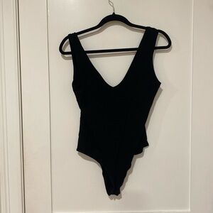 BLACK SCOOP NECK BODYSUIT